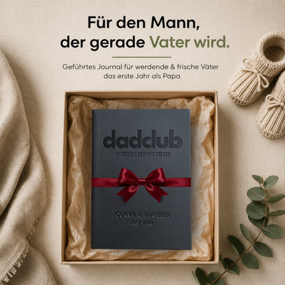 DadClub Journal als Geschenk zur Geburt, verpackt präsentiert